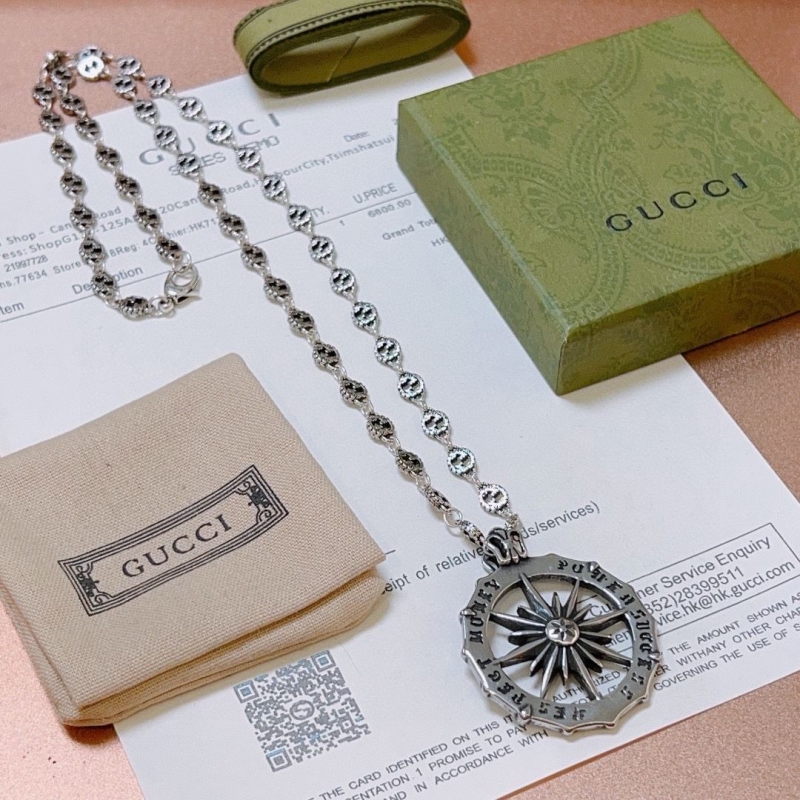 G*u*i necklaces
